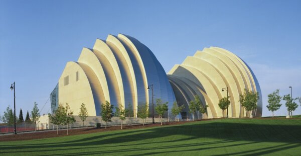 אייקונים אדריכליים: Kauffman Center for the Performing Arts / Safdie Architects