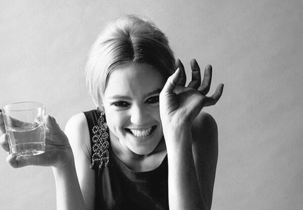 אוהבת ממש כמו אשה, אבל נשברת כמו ילדה קטנה: Edie Sedgwick