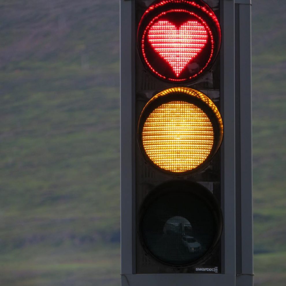 ב-Akureyri, Iceland, תמרורים בצורת לב הם תזכורת יומית לחייך