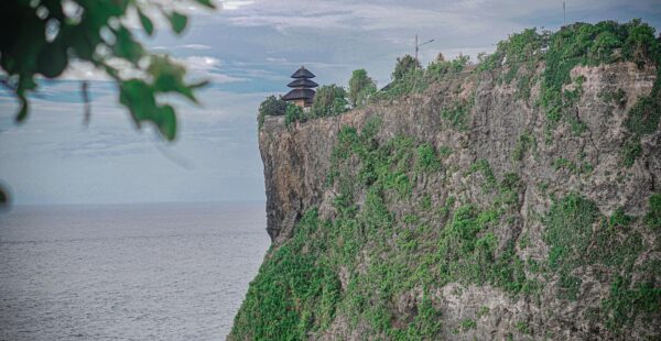 מקדש Uluwatu על ראש הצוק בבאלי