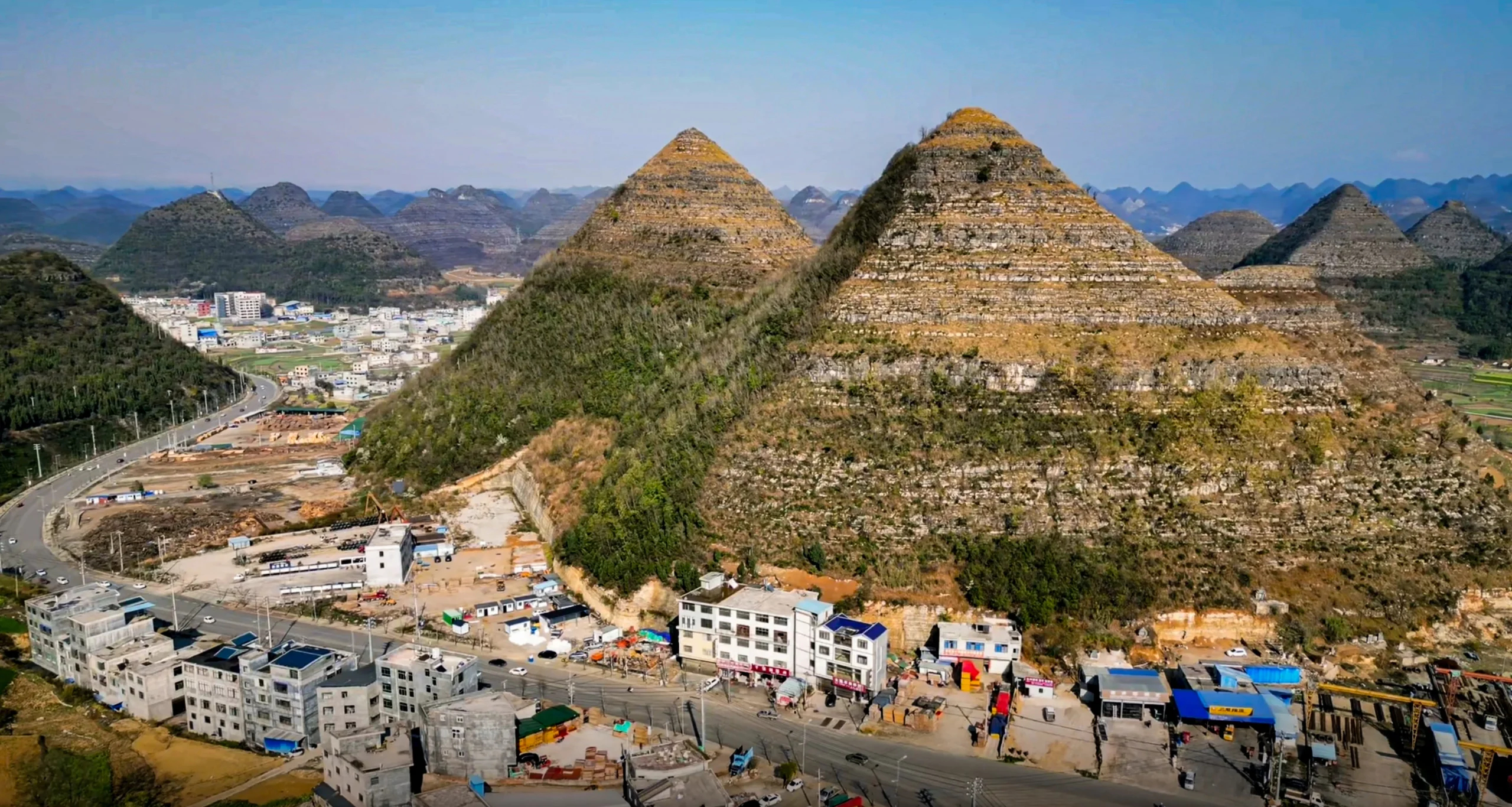המיסתורין של הפירמידות במחוז אנלונג, סין