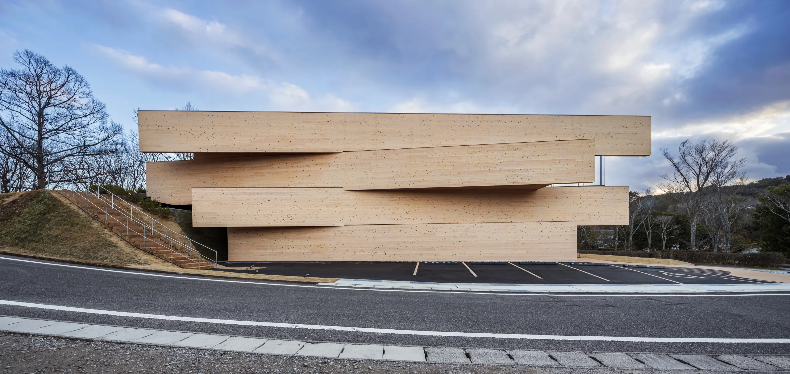 מבנה מקופסאות עץ / Kengo Kuma