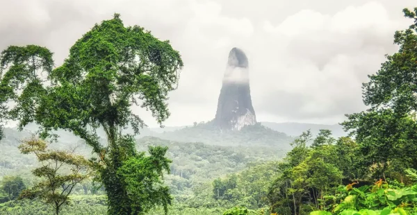 המונוליט הוולקני Pico Cão Grande באפריקה