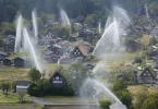 זרנוקי מים לכיבוי אש, בוקעים מגגות בתים בכפרים ביפן