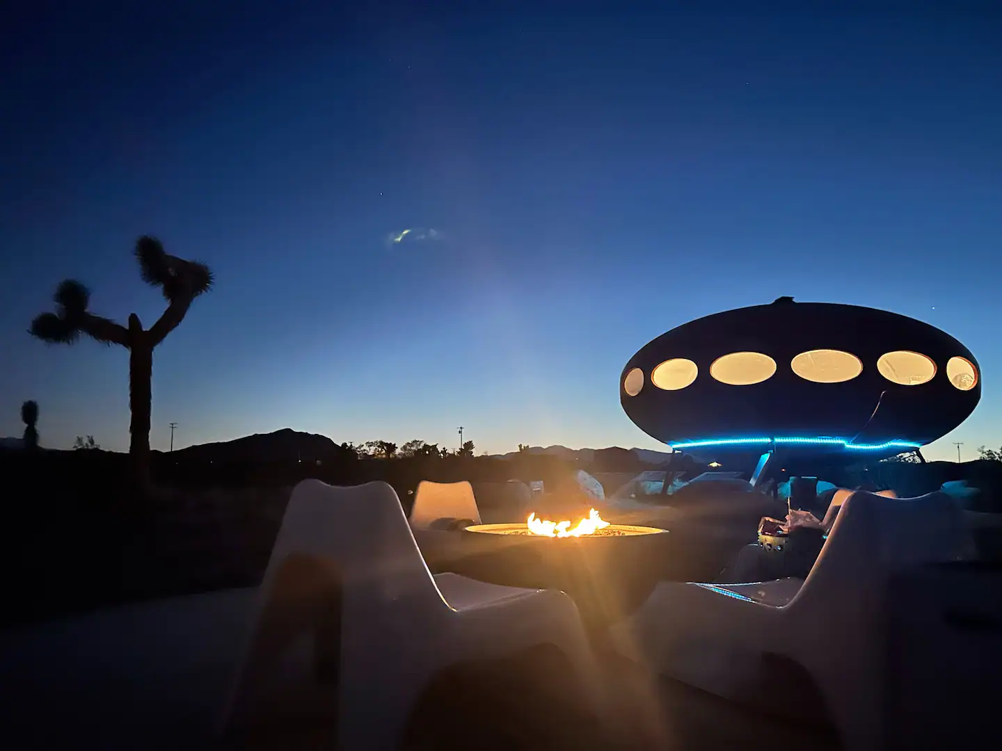 נופש בחלל החיצון: בית Area 55 Futuro House