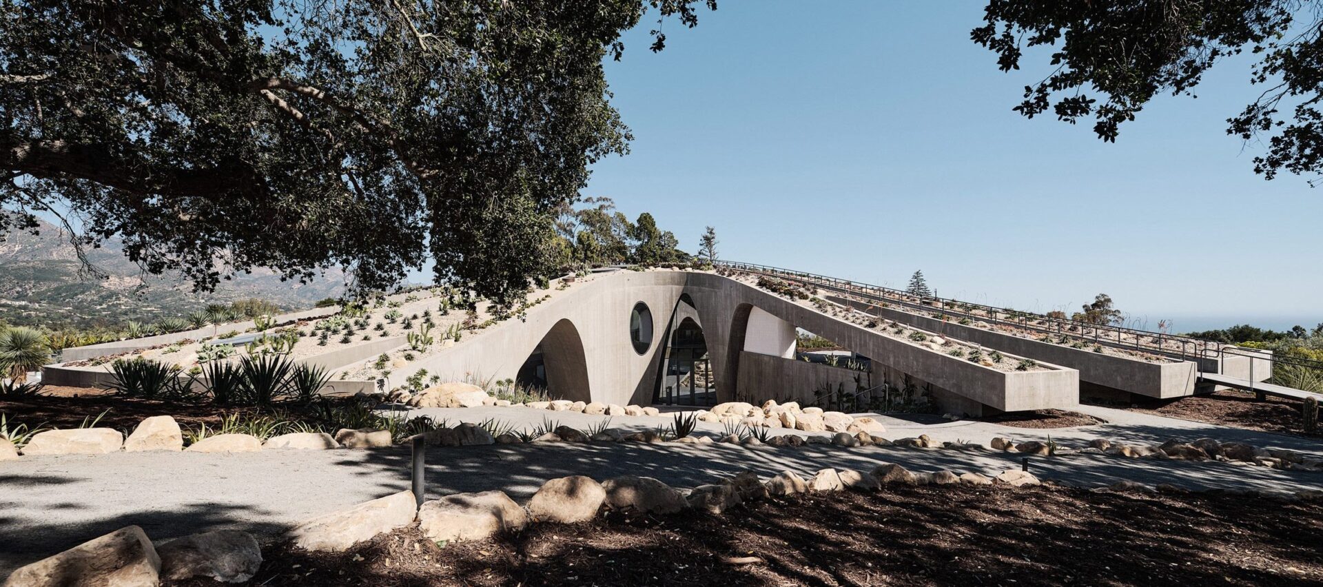 בית הבטון האימתני של זוג אספני האמנות